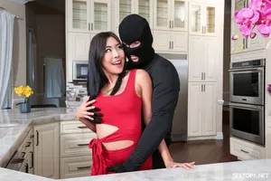 Chị gái Shen Nana xoa bóp cu cho thằng em