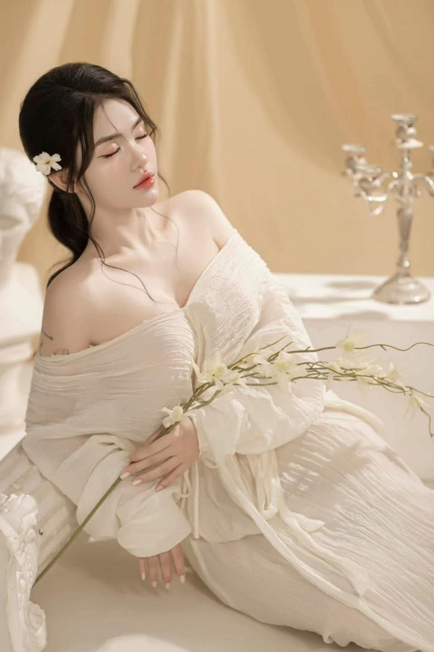 đi đi chơi với anh người yêu, cô gái bị một cặp đôi gạ gẫm nện tập thể